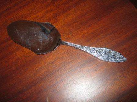 CAKE SERVER  WITH ORNATE DETAIL IN GOOD CONDITION ~ HAVE A LOOK!!!