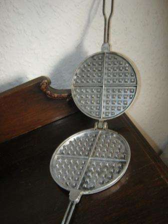 VINTAGE WAFFLE IRON~HAVE A LOOK!!!!!!!!!!!!!!!