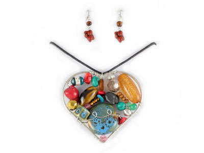 ** FREE SHIPPING ** (see details) Designer Heart Necklace & Earrings Set