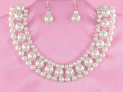 ** FREE SHIPPING (see details) ** White Pearl Collar Necklace & Earrings Set