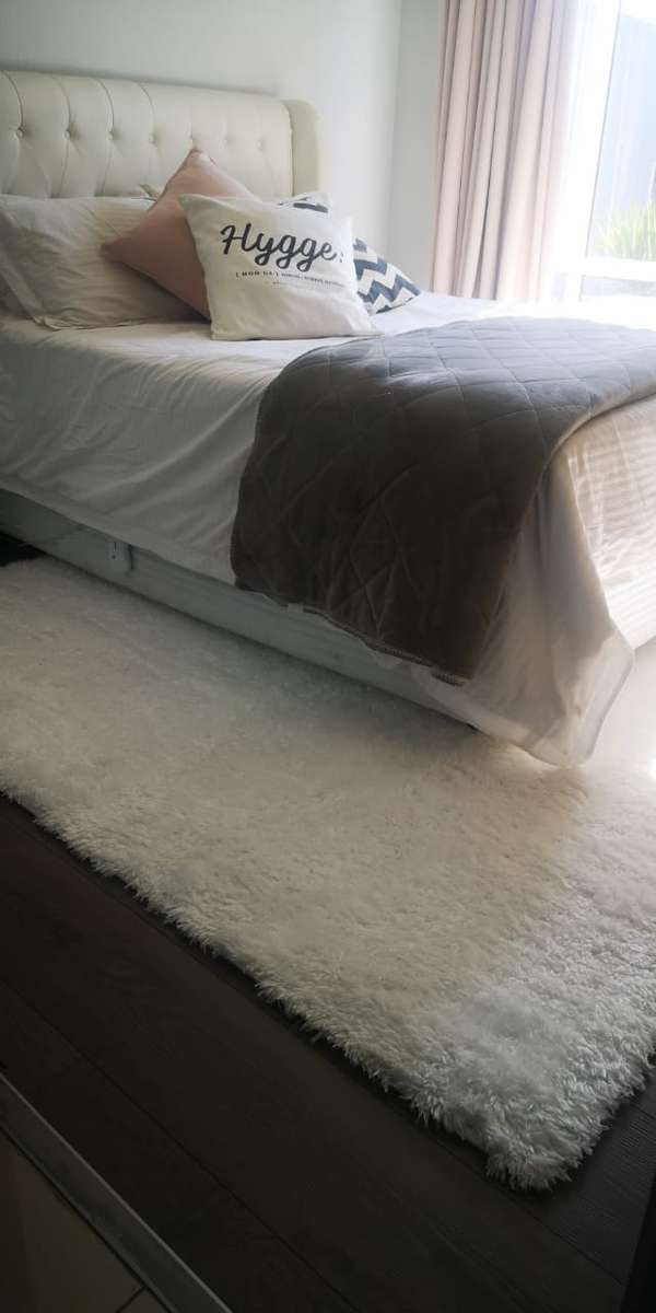 Vibrant , Modern , Excellent Quality Turkish Shaggy Rug