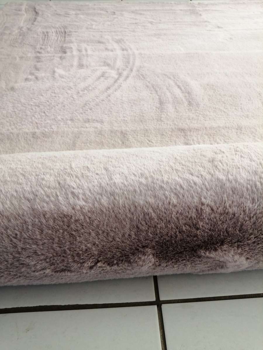 Beautiful , Vibrant , Modern , Premium Soft Faux Fur Rug