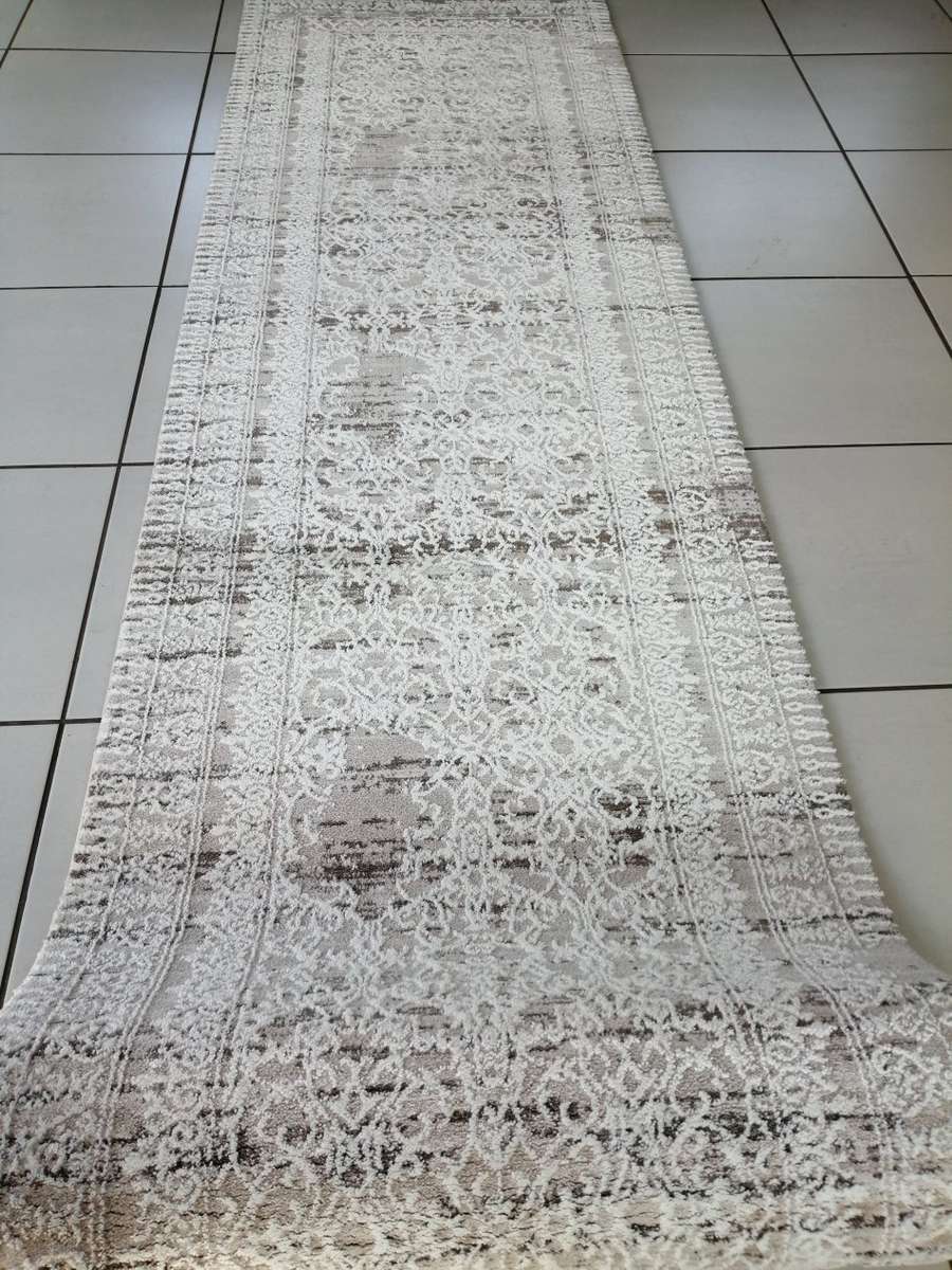 Gorgeous Stunning Premium Runner - 80  X 3M
