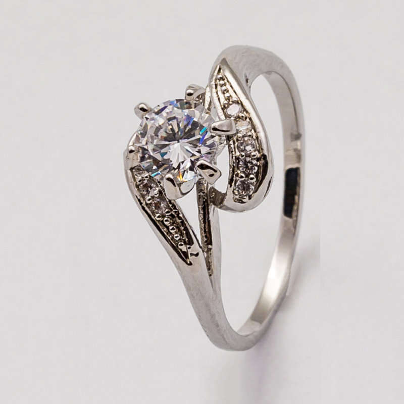 Unique 1 Carat Simulated Diamond Twist Ring. Sizes Available : 6 ; 7 ; 8 ; 9 !!!