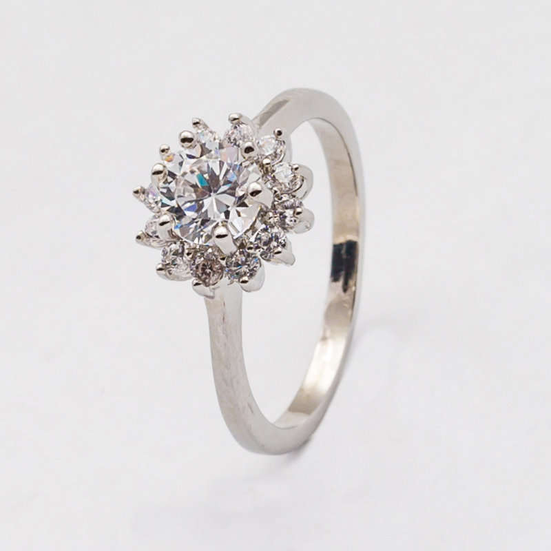 Exquisite 1.3 Carat Flower Style Simulated Diamond Ring. Sizes Available : 6 ; 7 ; 8 ; 9  !!!