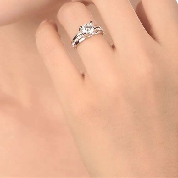 Exquisite 1.80 Carat Simulated Diamond Ring. Sizes Available : 6 ; 7 ; 8 ; 9 !!!