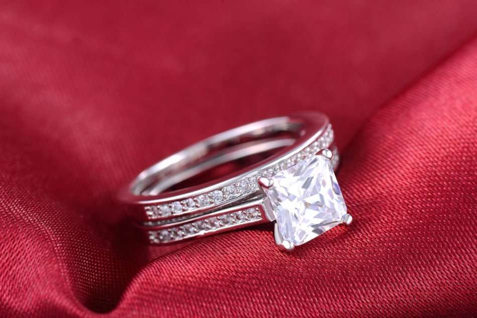Stunning 1.50 Carat Princess Cut Simulated Diamond Ring Set (Double Band). Sizes Available : 6;7;8