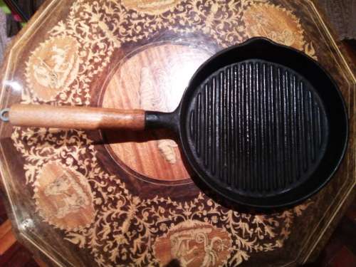 cast iron frying pan