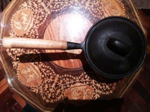 Cast iron pot with lid