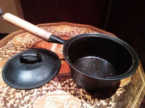 Cast iron pot with lid