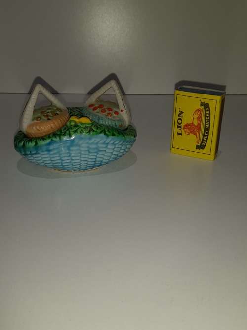 porcelain/ceramic salt and pepper shakers lot 1 free shipping