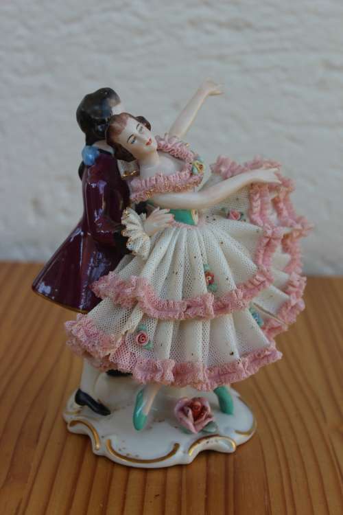 Original 1930s  German Dresden Dancers figurine 14.3cm good condition but slight damage on dress