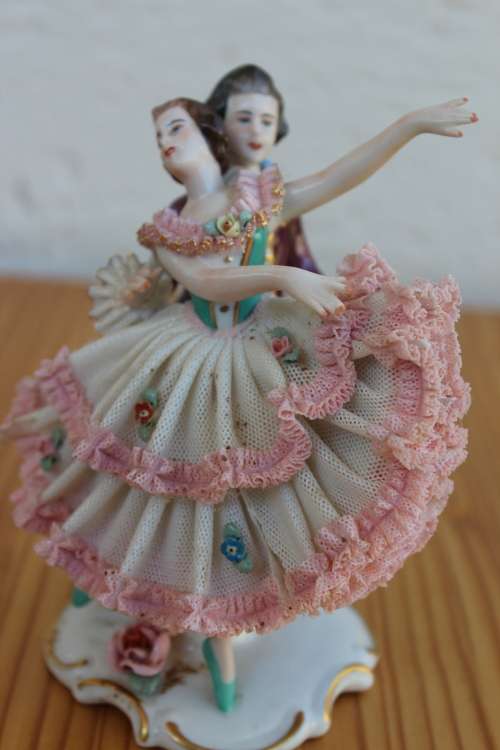 Original 1930s  German Dresden Dancers figurine 14.3cm good condition but slight damage on dress