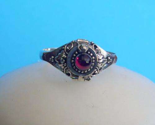 ***STUNNING Imported Silver Bali GARNET Prayer ring. USA Size no. 7