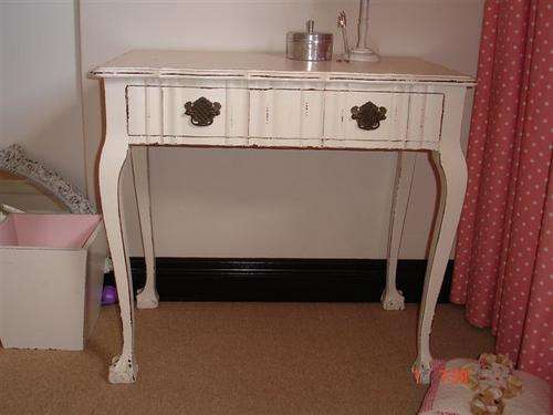 Georgeous little ball and claw dressing table