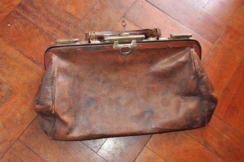 RARE!!! REAL 1920s DOCTORS BAG,GENUINE LEATHER,WITH KEY IN GOOD CONDITION