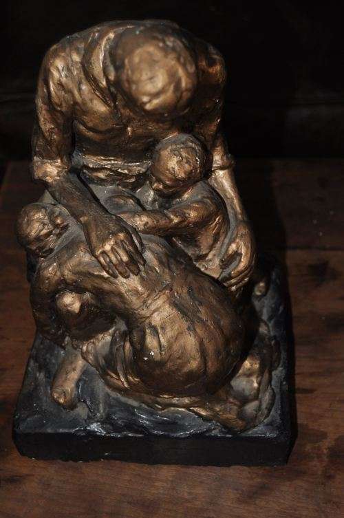 AWESOME CLAY FIGURINE ,FAMILY GROUP ,UNSIGNED