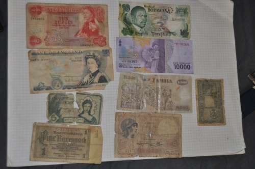 COLLECTION OF INTERNATIONAL BANKNOTES