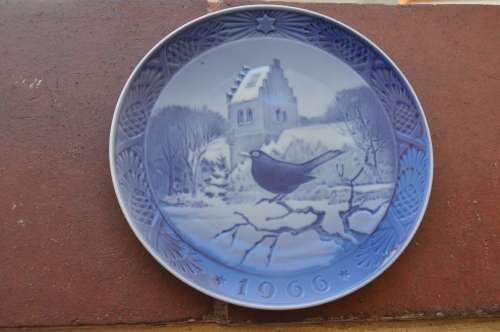 ROYAL COPENHAGEN CHRISTMAS PLATE 1966-IN EXCELLENT CONDITION