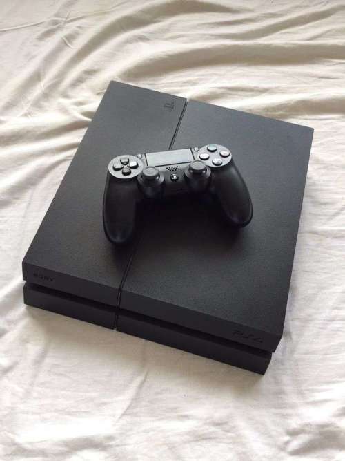 Sony Playstation 4 500 gig like new with 1 controller