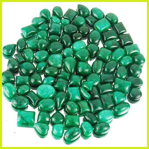 1078 CTS/95 PCS STUNNING TOP GREEN NATURAL EMERALDS. 95 PIECES SOLD INDIVIDUALLY