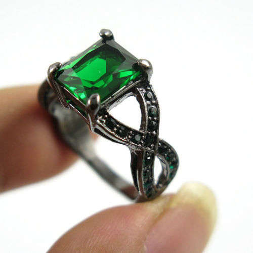 Beautiful Emerald Green Crystal Ring - Size 8 1/4