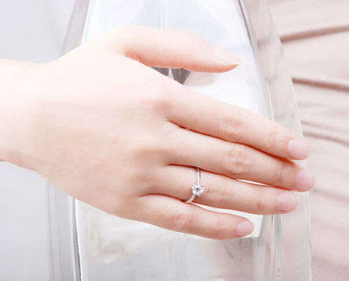 Beautiful Clear Crystal Fashion Ring - Size 8 1.2