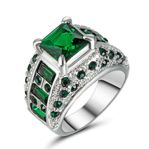 Stunning Emerald Green Crystal Ring - Size 7 1/2