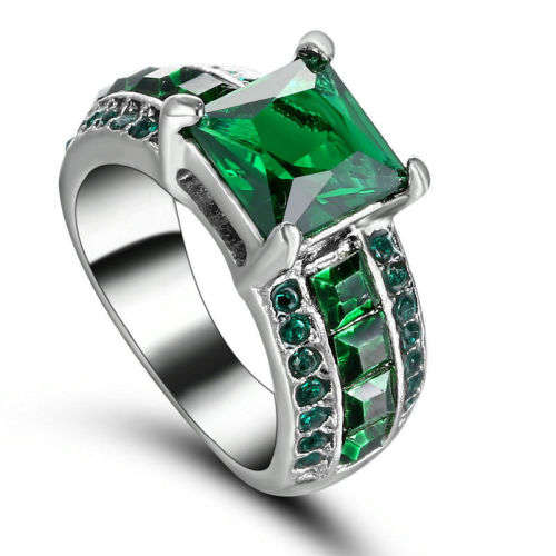 Beautiful Emerald Green Crystal Ring - Size 6 1/2
