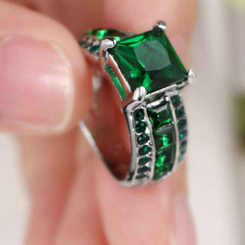 Beautiful Emerald Green Crystal Ring - Size 6 1/2