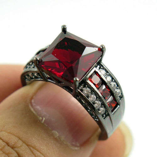 Stunning Red crystal Ring - Size 8 1/2