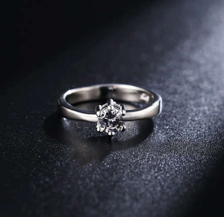 Beautiful White Crystal Fashion Ring - Size 7 1/2