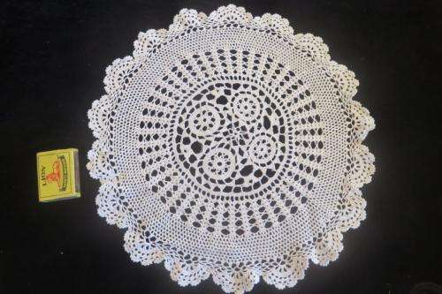 Large white doilie - crochet - 32 cn