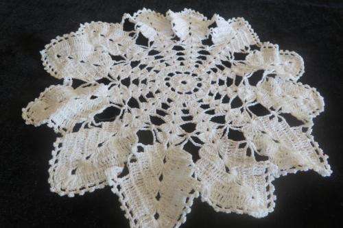 White doilie - crochet - 22 cm