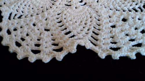 9 cream / off white crochet doilies