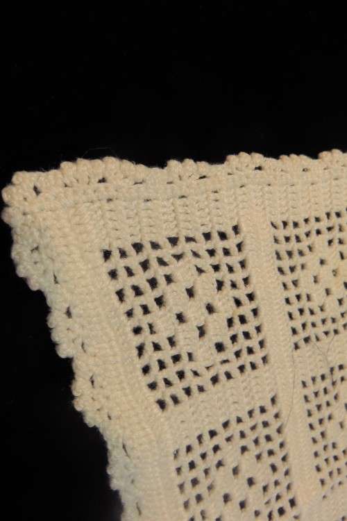 Cream crochet mat 46 x 31cm