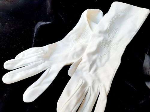 Vintage fashion gloves - embroidered, white nylon - size 7 1/2