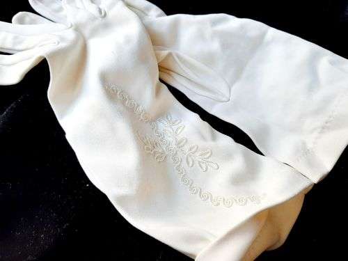 Vintage fashion gloves - embroidered, white nylon - size 7 1/2