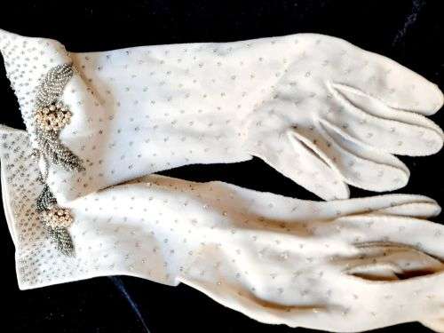Vintage, beaded fashion gloves - cotton - made in Hong Kong - size 7 1/2