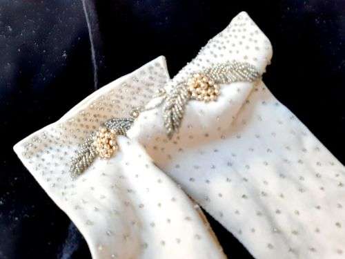 Vintage, beaded fashion gloves - cotton - made in Hong Kong - size 7 1/2