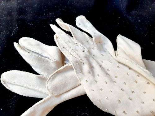 Vintage, beaded fashion gloves - cotton - made in Hong Kong - size 7 1/2