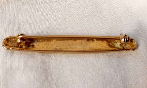Vintage brooch - narrow - gold tone - 6.5cm long