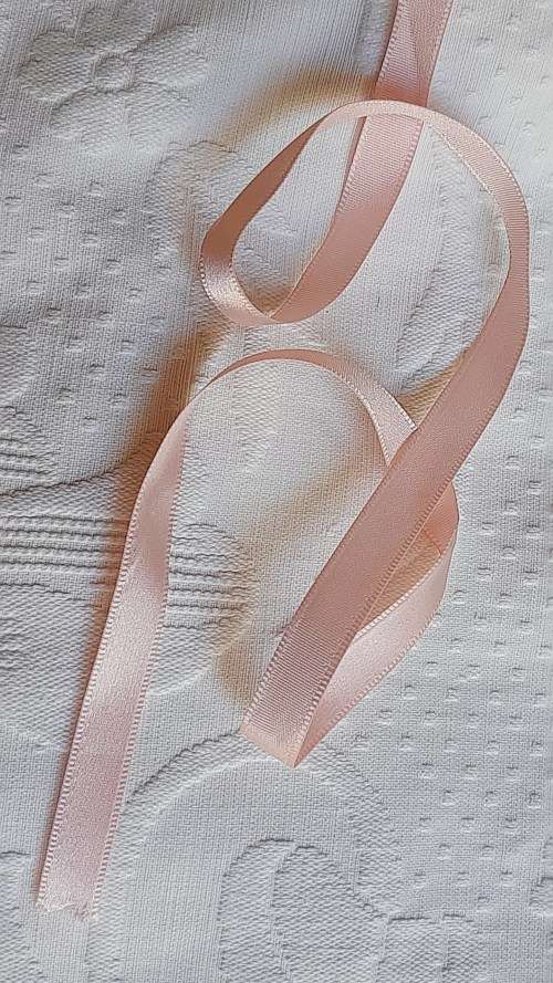 Narrow pale pink satin ribbon 7,5mm wide - price is per metre