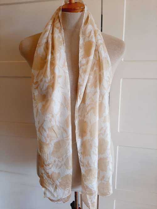 Elegant silk scarf - 160cm x 35 cm long - good condition