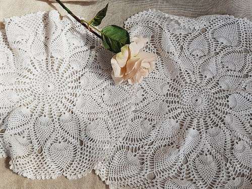 Large crochet doilies 35 and 48 cm - white cotton - pineapple design