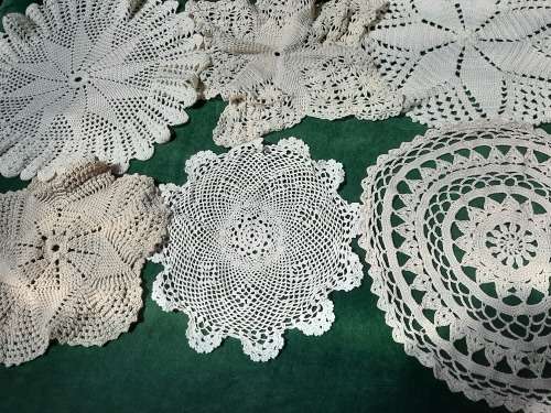 Lot of 6 doilies 25-30 cm