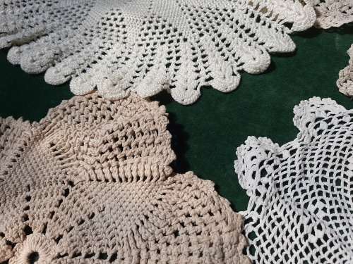 Lot of 6 doilies 25-30 cm