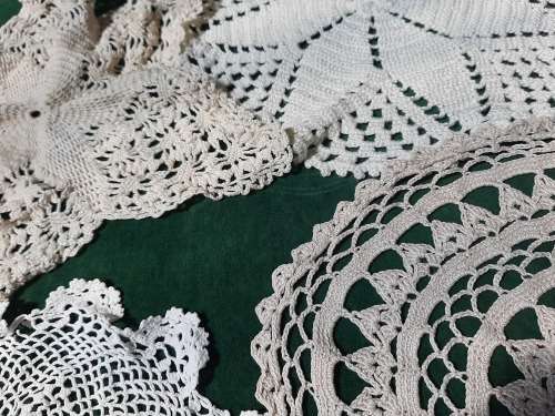 Lot of 6 doilies 25-30 cm