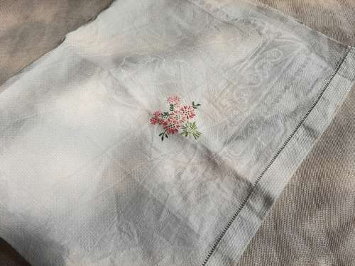 Vintage damask guest towel -with embroidered flowers - 54 x 40cm