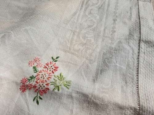 Vintage damask guest towel -with embroidered flowers - 54 x 40cm